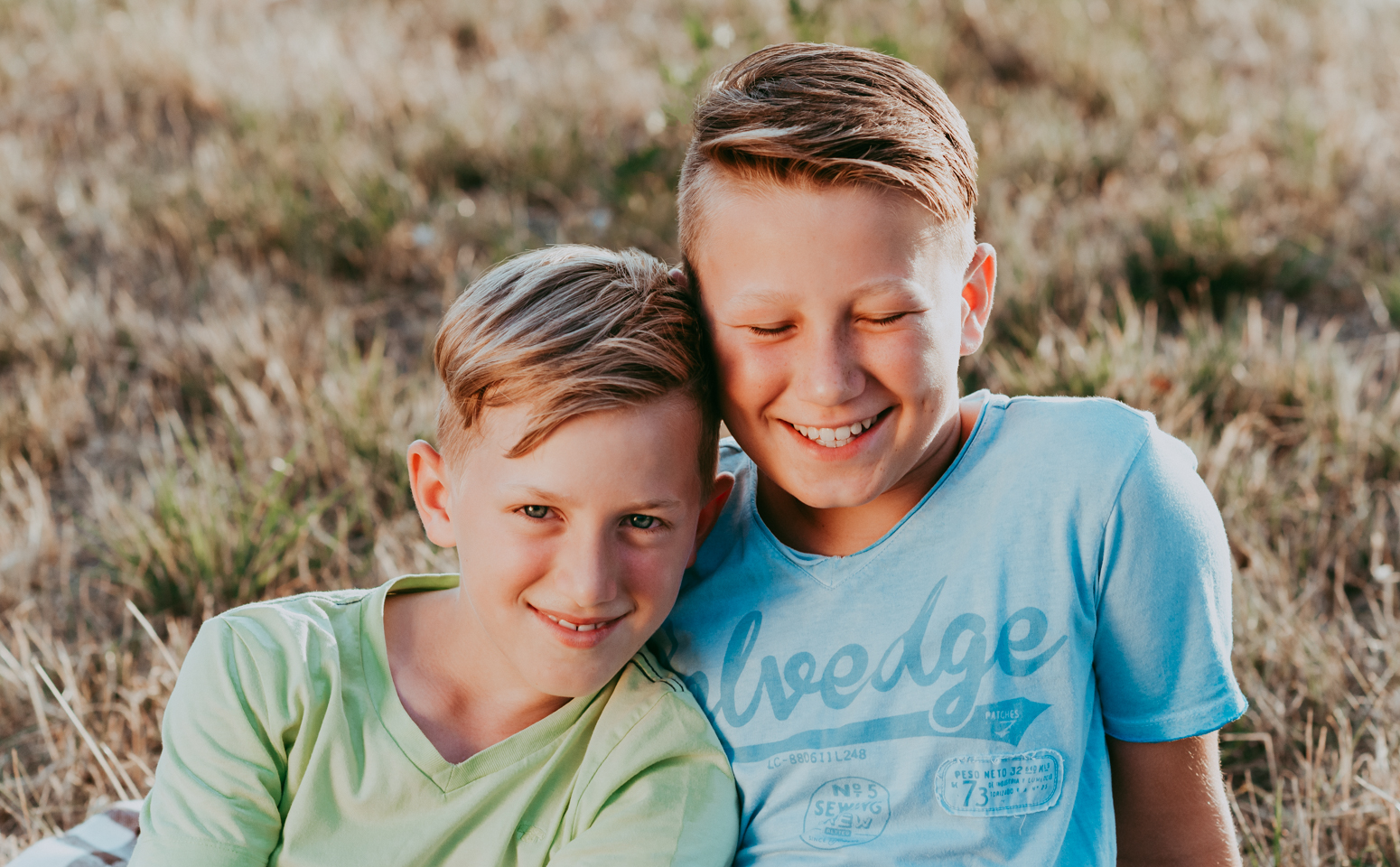 Geschwisterpaar auf einer Wiese