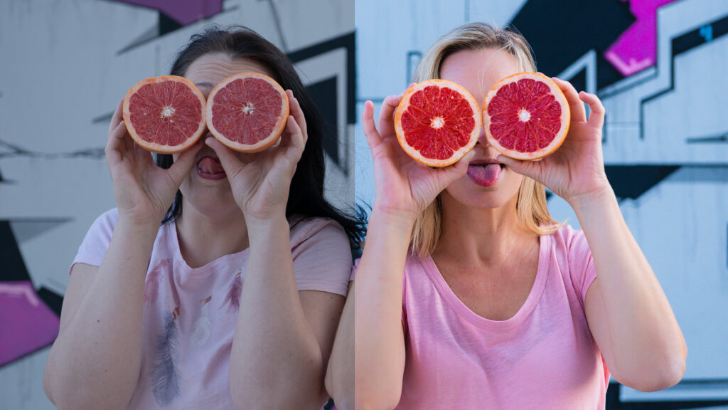 Personen halten die Hälften von Grapefruits, es zeigt den Unterschied einens Bildes vorher und nachher in der Bildbearbeitung