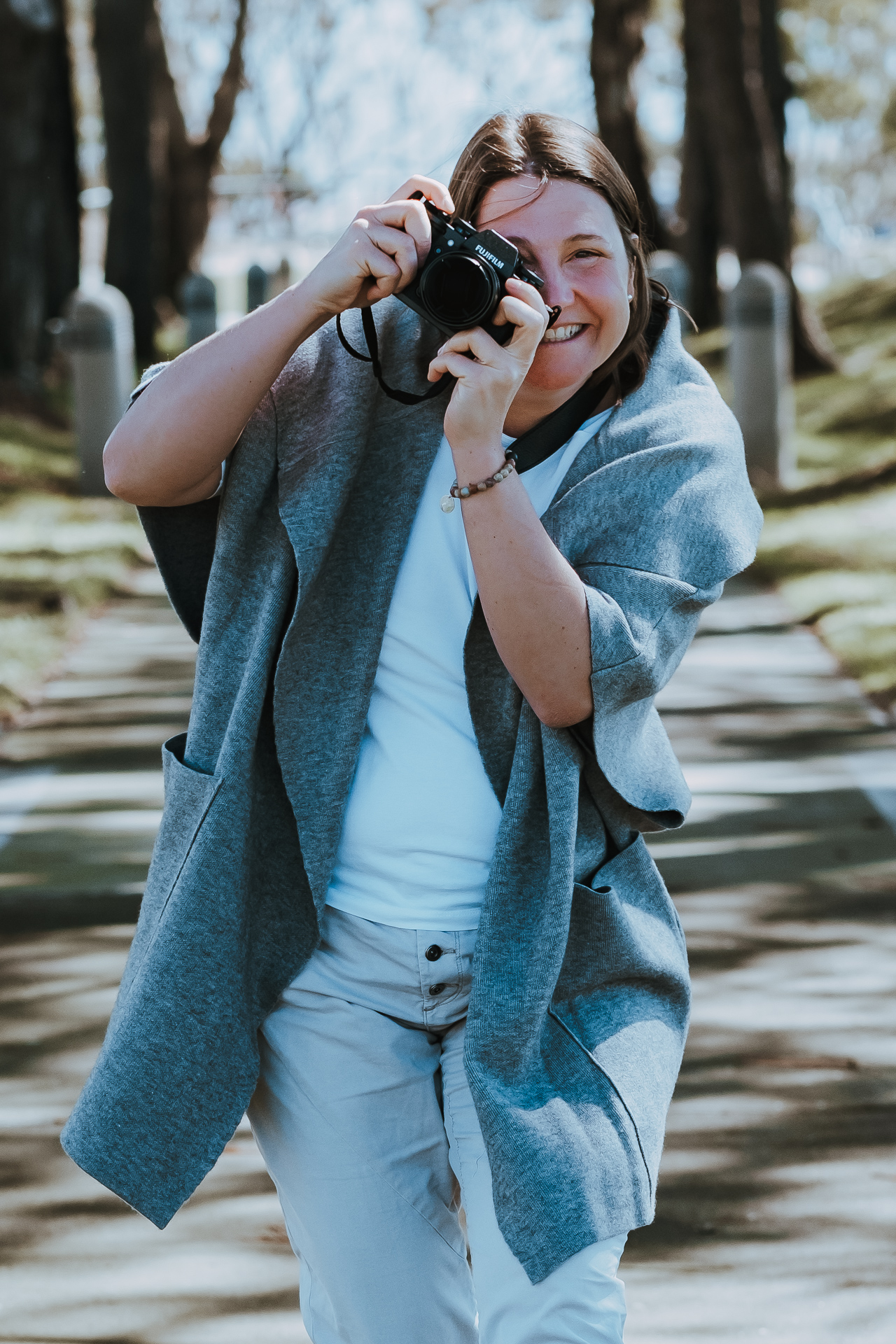 Constanze Pfeifer im Park mit einer Fotokamera