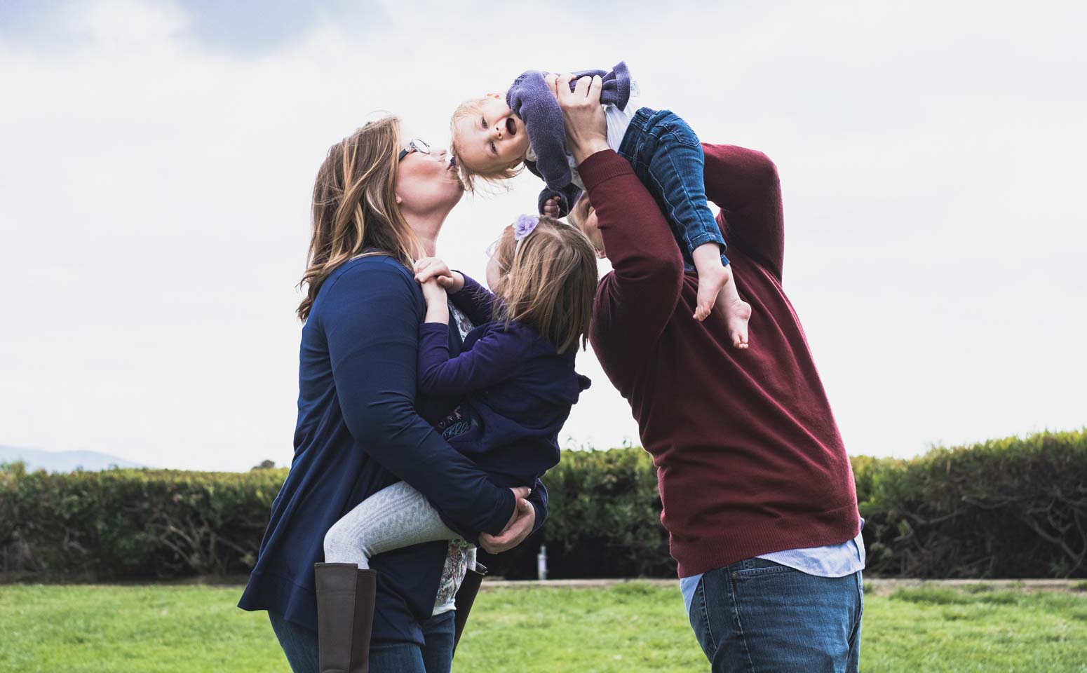 Eltern mit Kleinkindern auf dem Arm