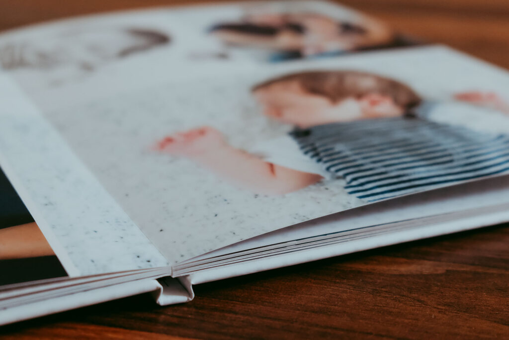 Fotobuch für Neugeborene, Einblick in Buchqualität mit Layflat-Bindung