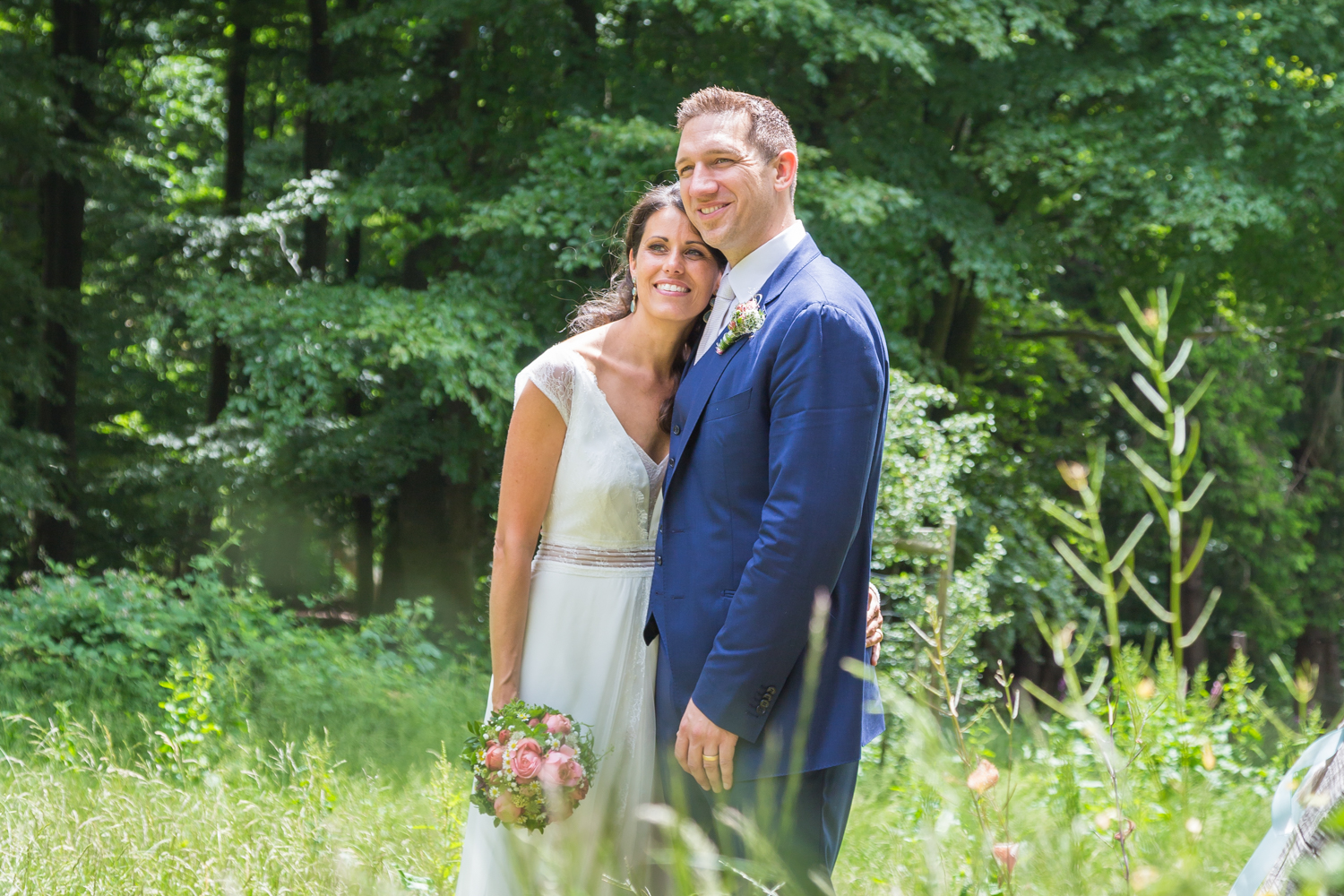 Hochzeitspaar in der Natur