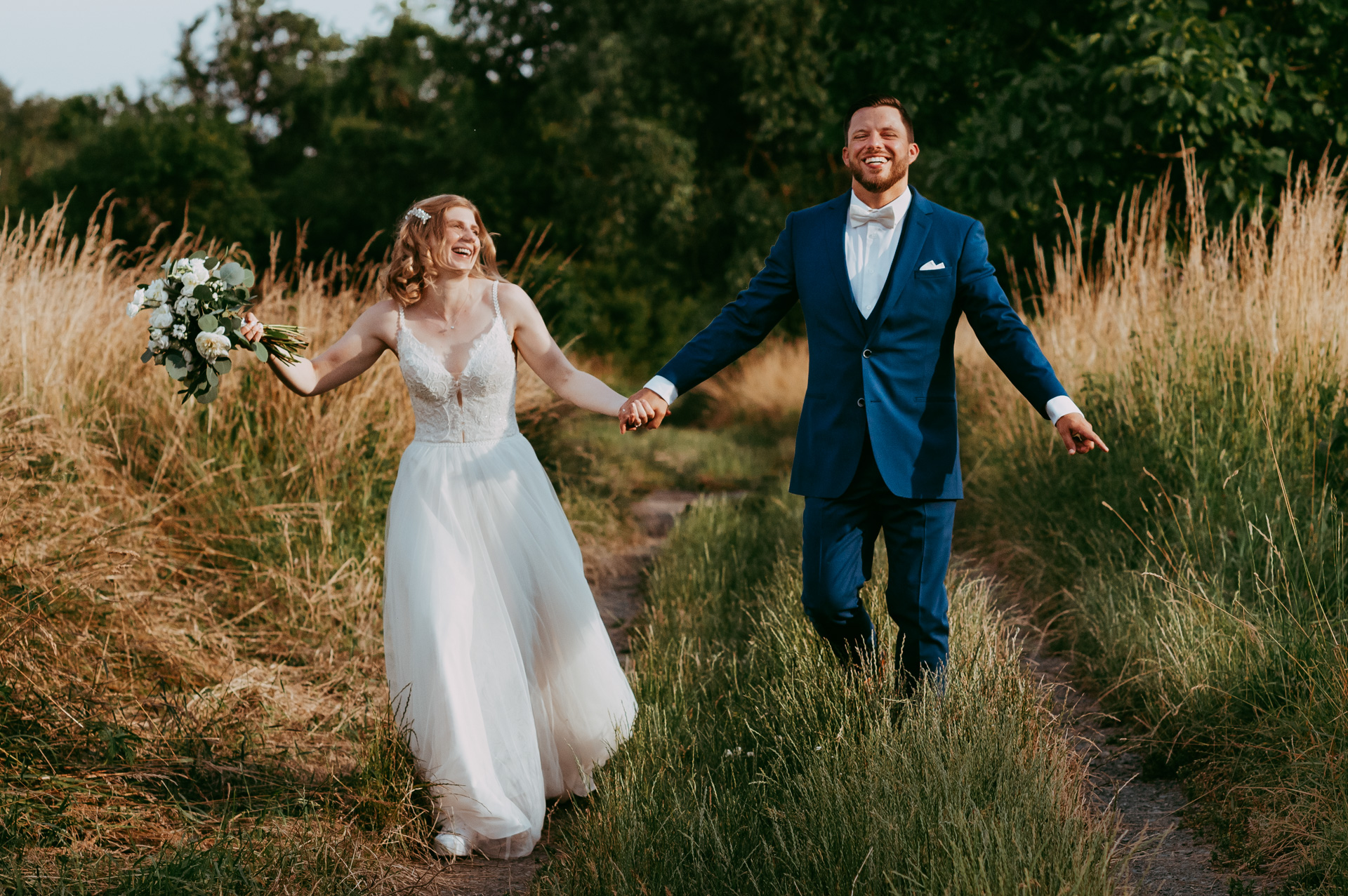 Hochzeitsparr in einem Feldweg