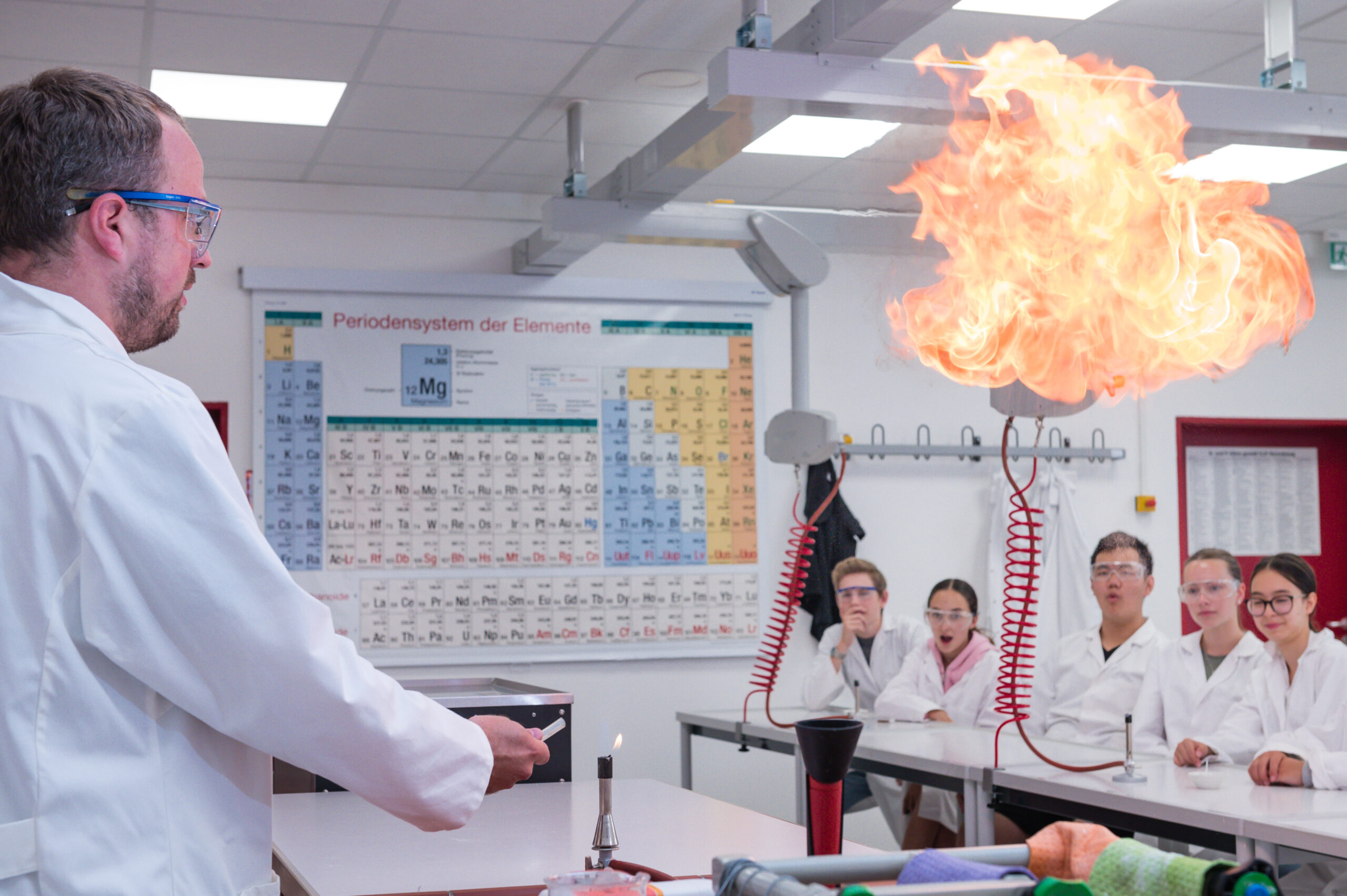 Experiment mit Feuer im Chemieunterricht