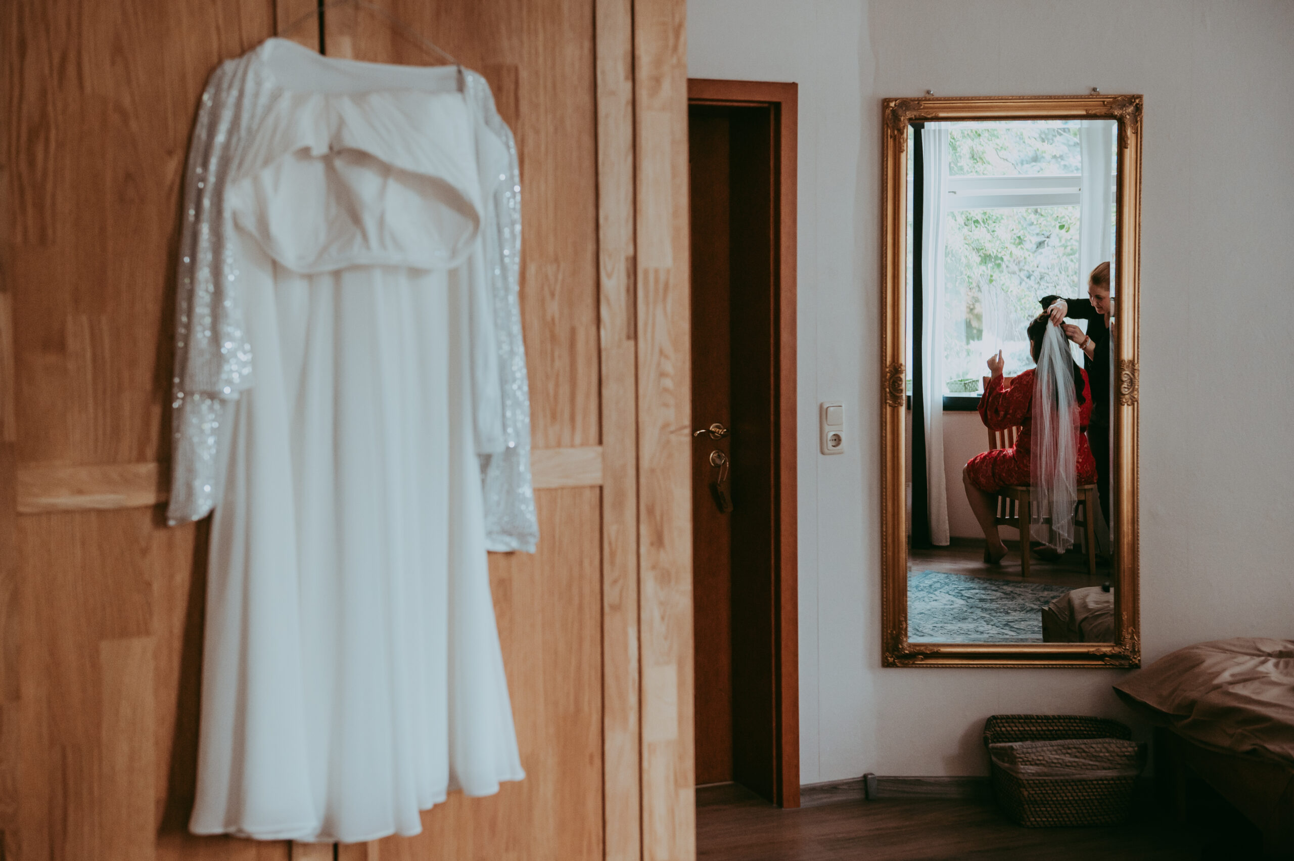 Braut bei der Vorbereitung zur Hochzeit